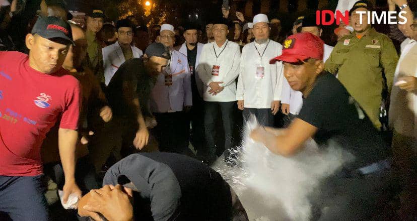 DPD PKS Sumut mengantar Paslon Hidayattulah-Yasir ke KPU Medan (IDN Times/Indah Permata Sari)
