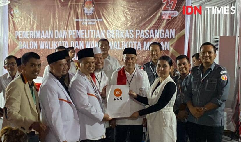 DPD PKS Sumut mengantar Paslon Hidayattulah-Yasir ke KPU Medan (IDN Times/Indah Permata Sari)