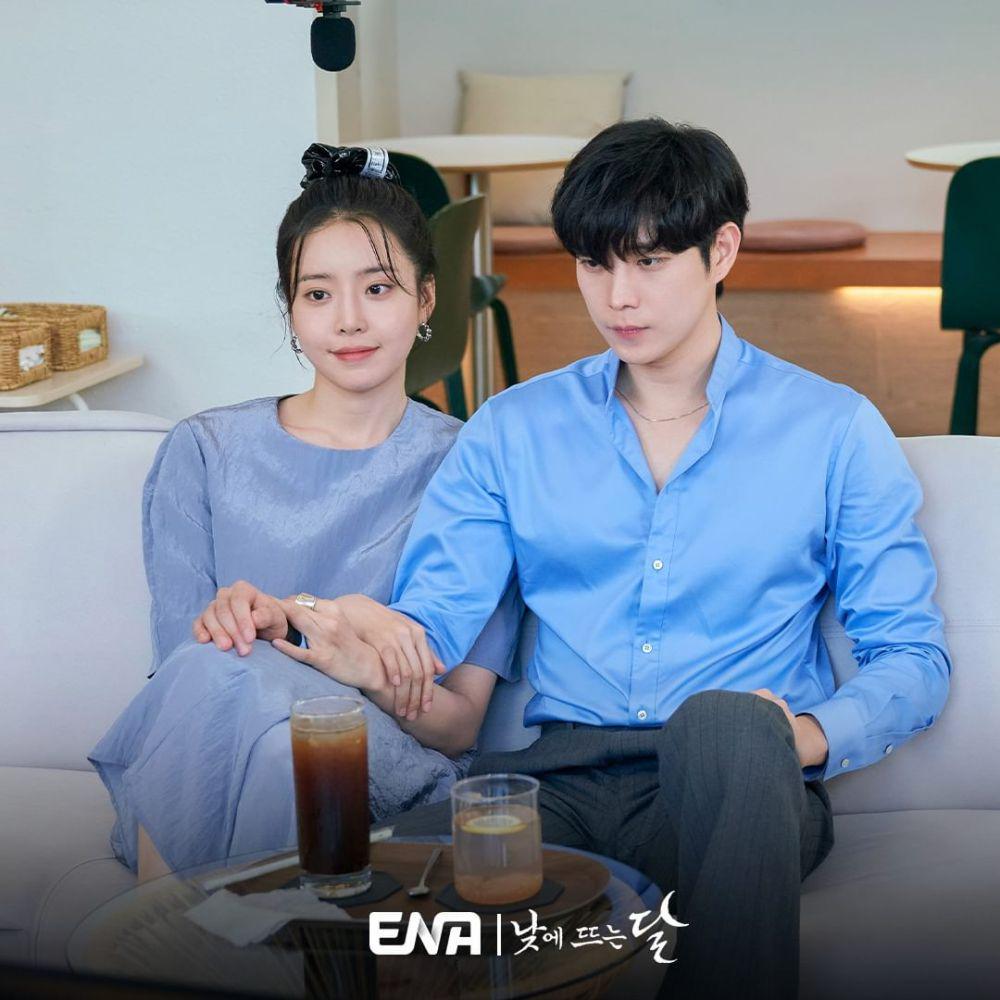Jung Shin Hye dan Kim Young Dae di drama Moon In The Day (instagram.com/channel.ena.d)