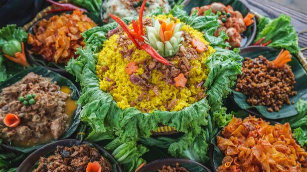 Ilustrasi nasi tumpeng. istockphoto.com/BonitPermadi