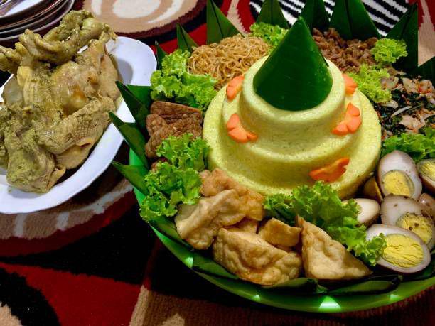 Ilustrasi nasi tumpeng. istockphoto.com/AdhiWarsito