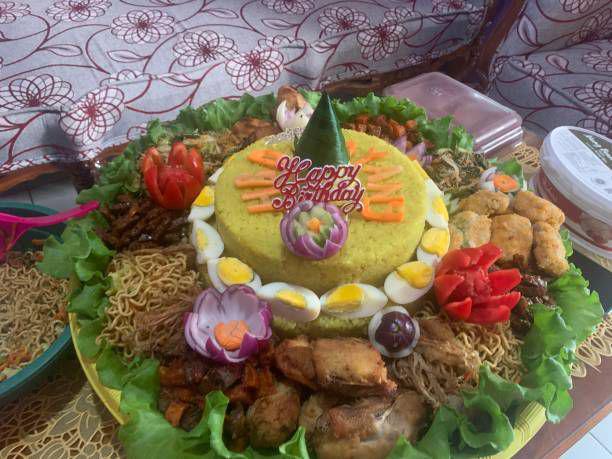 Ilustrasi nasi tumpeng. istockphoto.com/NurmalaSari