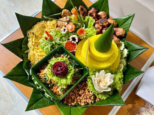 Ilustrasi nasi tumpeng. istockphoto.com/aziseptian
