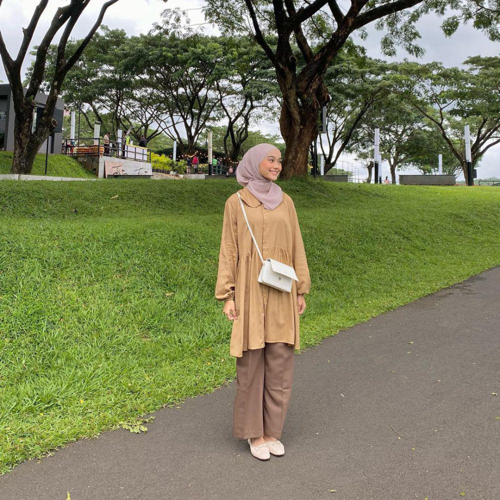 gaya OOTD hijab warna cokelat selebgram Ravira Naila (instagram.com/ravalsaa)