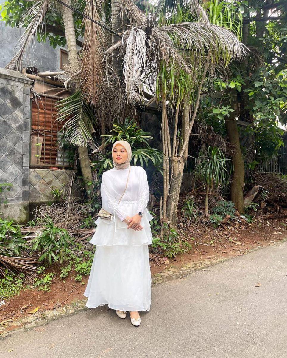 OOTD hijab warna putih ala Fatya Biya (instagram.com/fatyabiya)