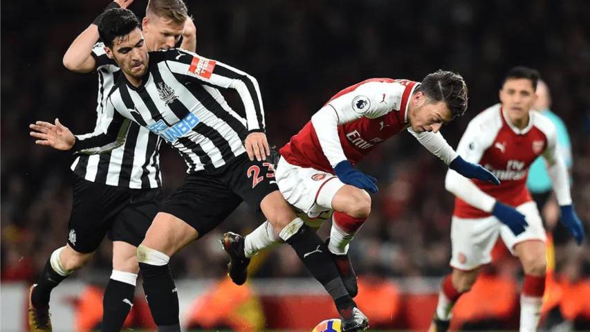 Mikel Merino (kiri) berduel dengan Mesut Oezil (kanan) saat Newcastle United versus Arsenal pada 2017/2018. (arsenal.com)