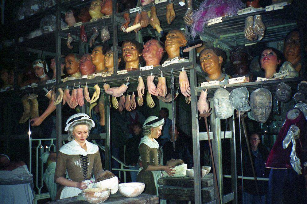 patung lilin yang menampilkan Madame Tussaud sedang bekerja (commons.wikimedia.org/Hmvh)