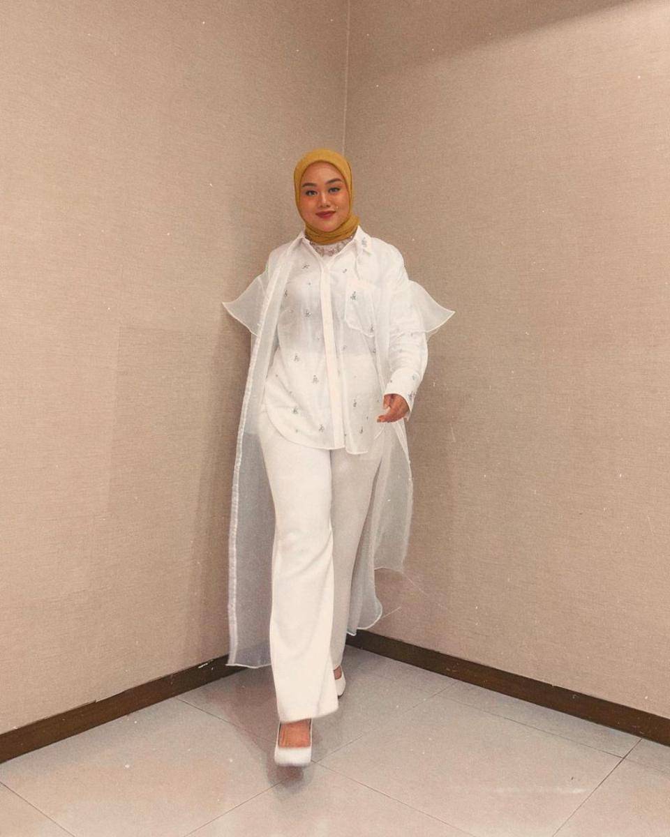 OOTD hijab warna putih ala Fatya Biya (instagram.com/fatyabiya)