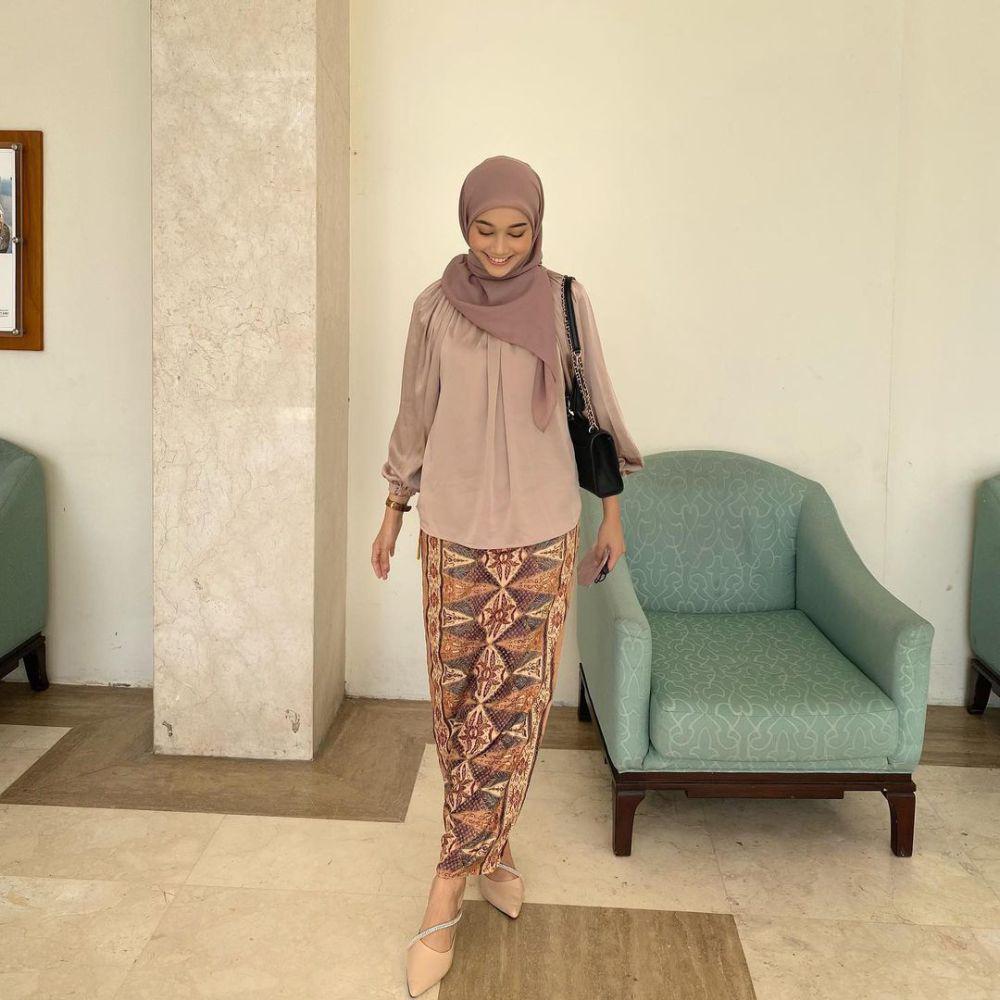 gaya OOTD hijab warna cokelat selebgram Ravira Naila (instagram.com/ravalsaa)