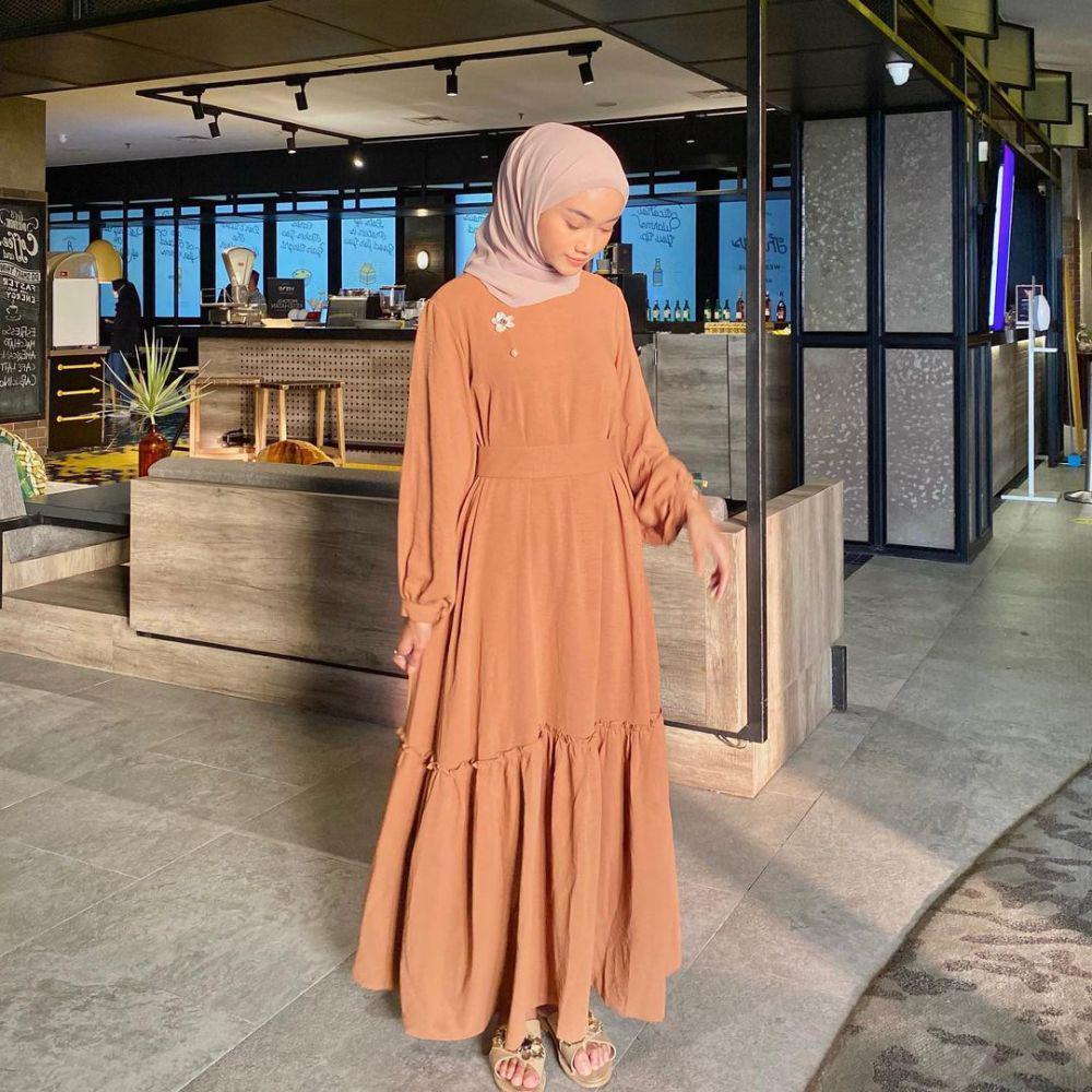 gaya OOTD hijab warna cokelat selebgram Ravira Naila (instagram.com/ravalsaa)