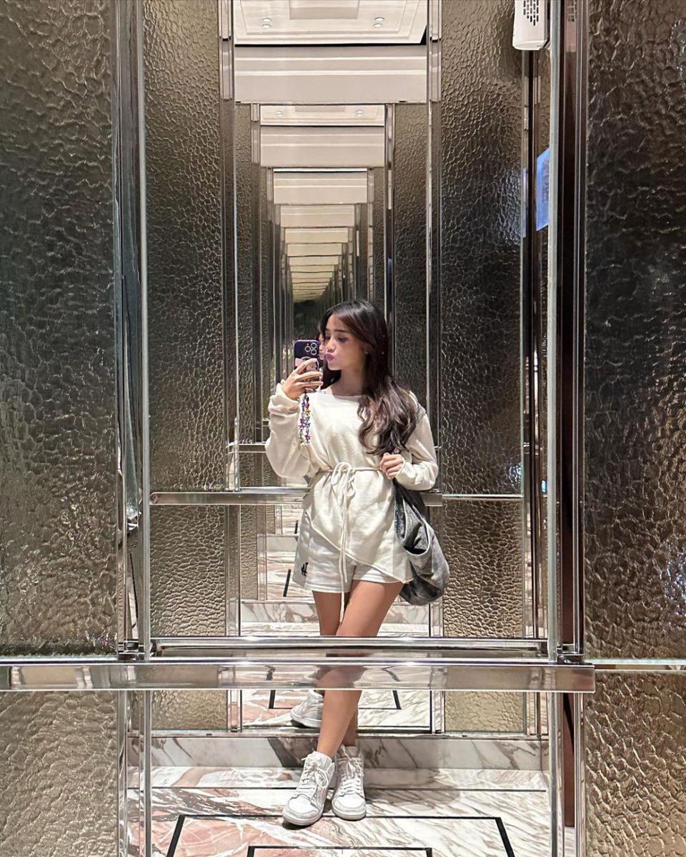 ide mix and match sweater ala Fujianti Utami (instagram.com/fuji_an)