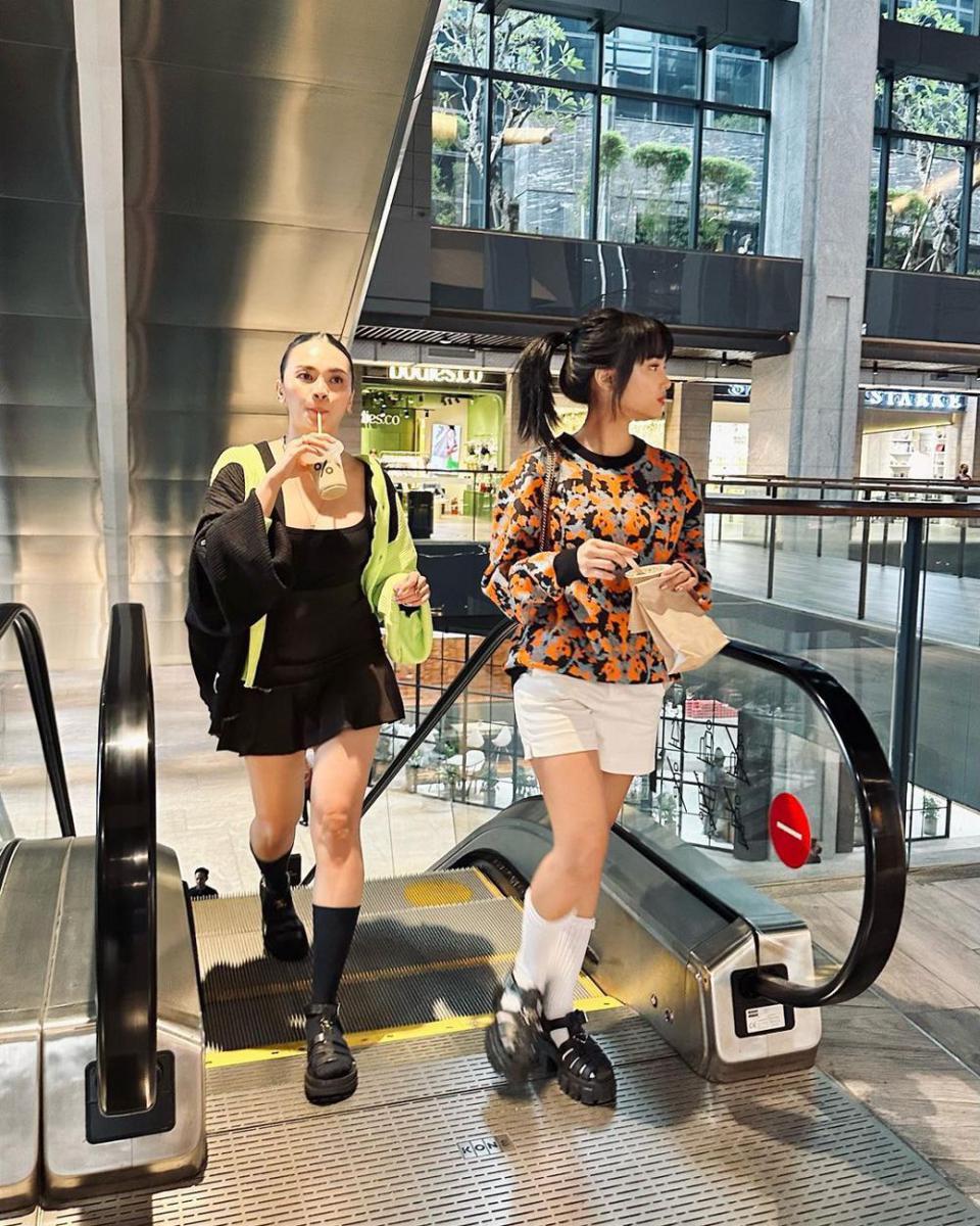 ide mix and match sweater ala Fujianti Utami (instagram.com/fuji_an)