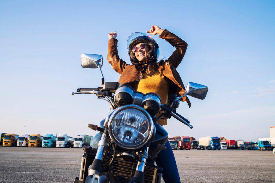 Ilustrasi motor sewa. (freepik.com/aleksandarlittlewolf)