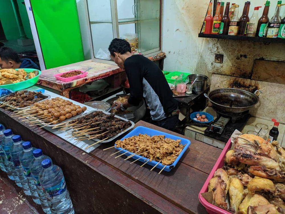 Aneka lauk yang dapat dipilih di warung nasi Bu Narti. Instagram/kaki5kediri