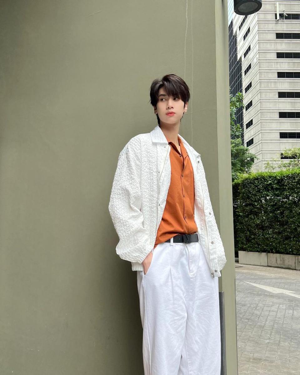 styling outer shirt ala Dunk Natachai (instagram.com/dunknatachai)