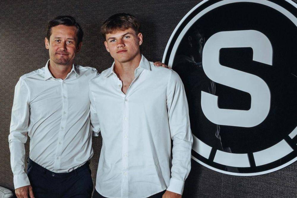 Tomas Rosicky (kiri) dan pemain muda jebolan akademi Sparta Praha, Roman Mokrovics. (instagram.com/acsparta_cz)