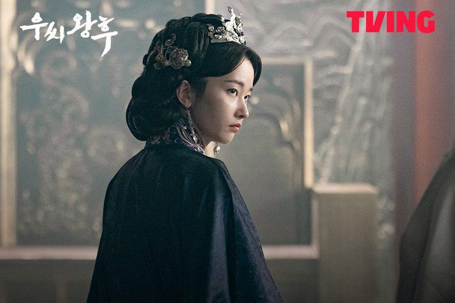 Woo Hui (Jun Jong Seo) di drakor Queen Woo (instagram.com/tving.official)