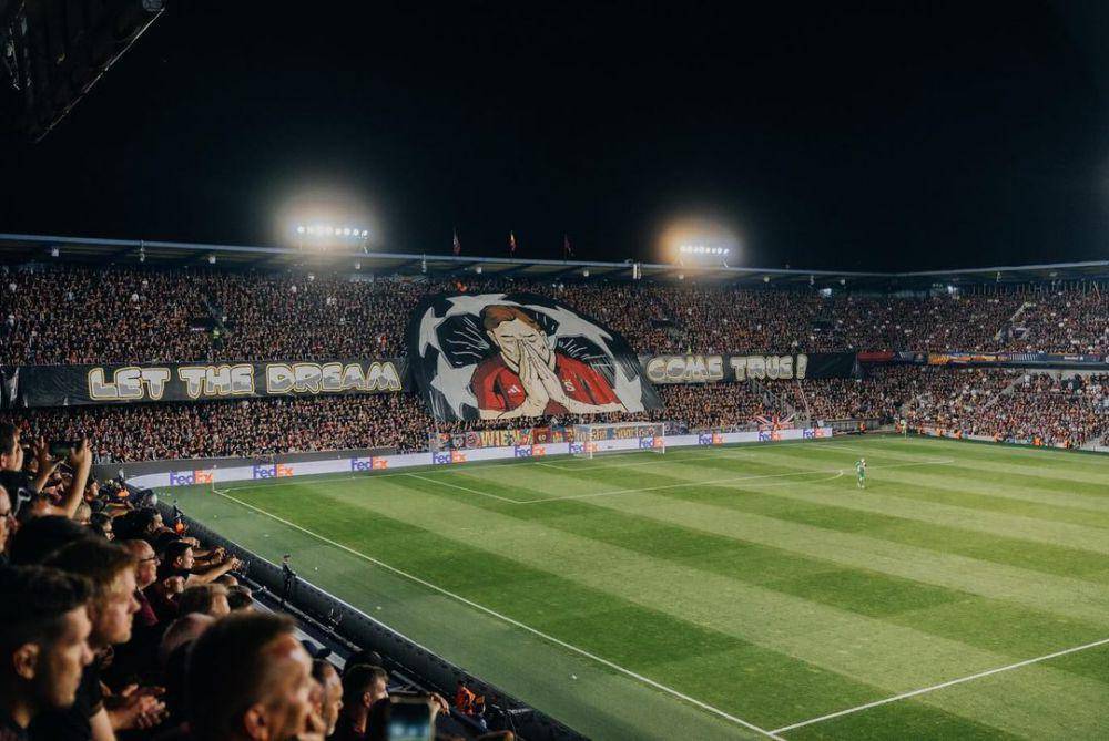 Suporter Sparta Praha membentangkan spanduk di tribun penonton mengiringi laga play-off kualifikasi UEFA Champions League 2024/2025. (instagram.com/acsparta_cz)