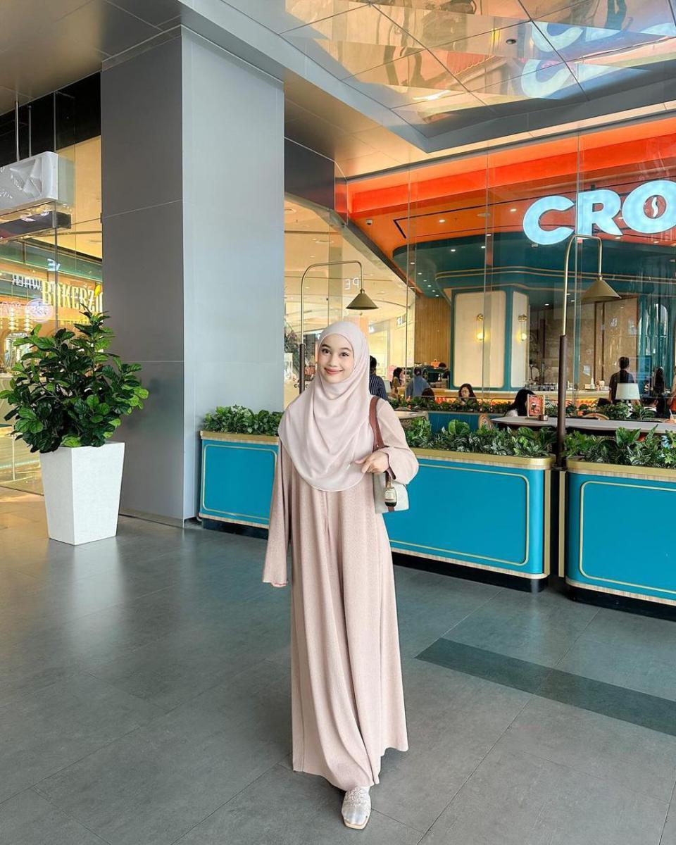 gaya OOTD hijab warna cokelat selebgram Ravira Naila (instagram.com/ravalsaa)