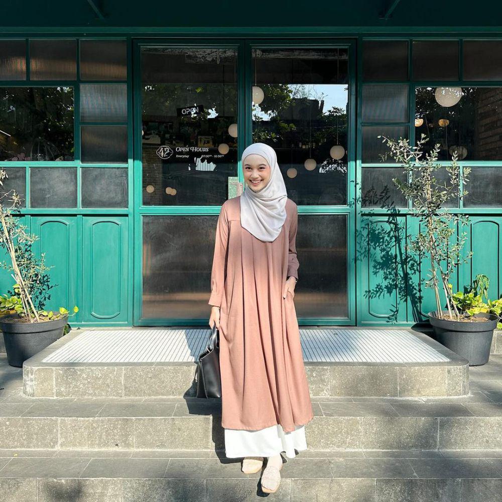 gaya OOTD hijab warna cokelat selebgram Ravira Naila (instagram.com/ravalsaa)