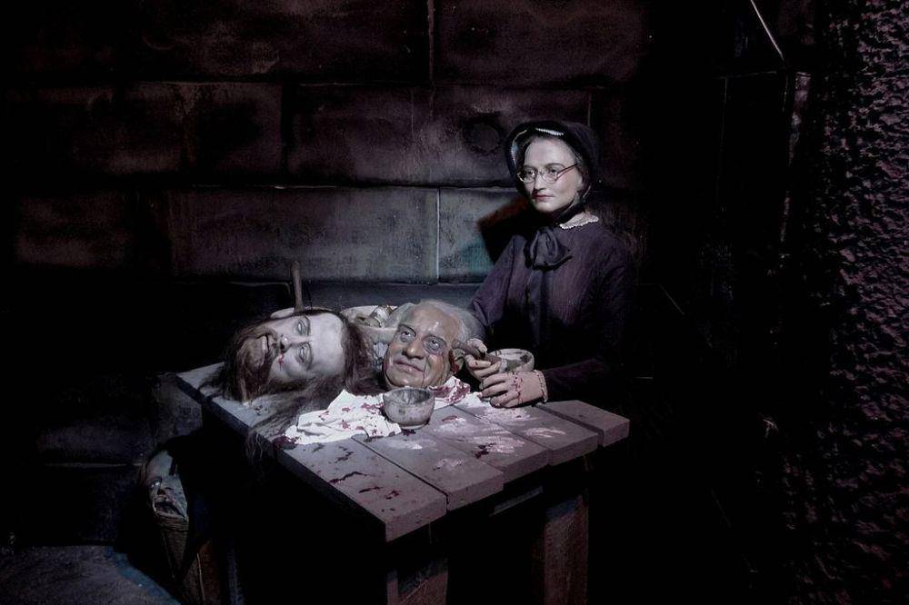 patung lilin Madame Tussaud yang sedang bekerja (commons.wikimedia.org/Herb Neufeld)