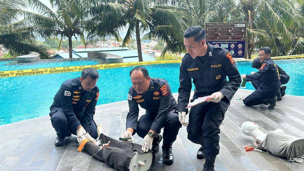 Biddokkes Polda Lampung mengadakan pelatihan Disaster Victim Identification (DVI) berlangsung di kolam renang Novotel Lampung. (Dok Biddokes Polda Lampung).