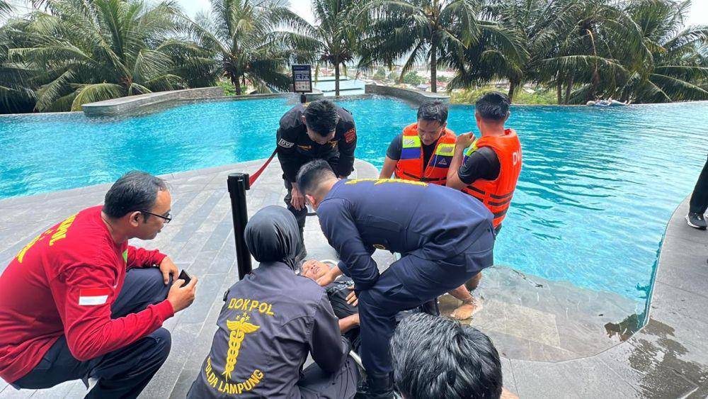 Biddokkes Polda Lampung mengadakan pelatihan Disaster Victim Identification (DVI) berlangsung di kolam renang Novotel Lampung. (Dok Biddokes Polda Lampung).