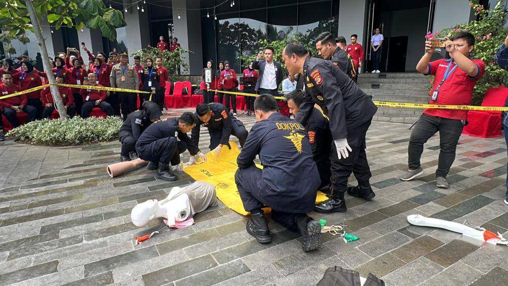 Biddokkes Polda Lampung mengadakan pelatihan Disaster Victim Identification (DVI) berlangsung di kolam renang Novotel Lampung. (Dok Biddokes Polda Lampung).