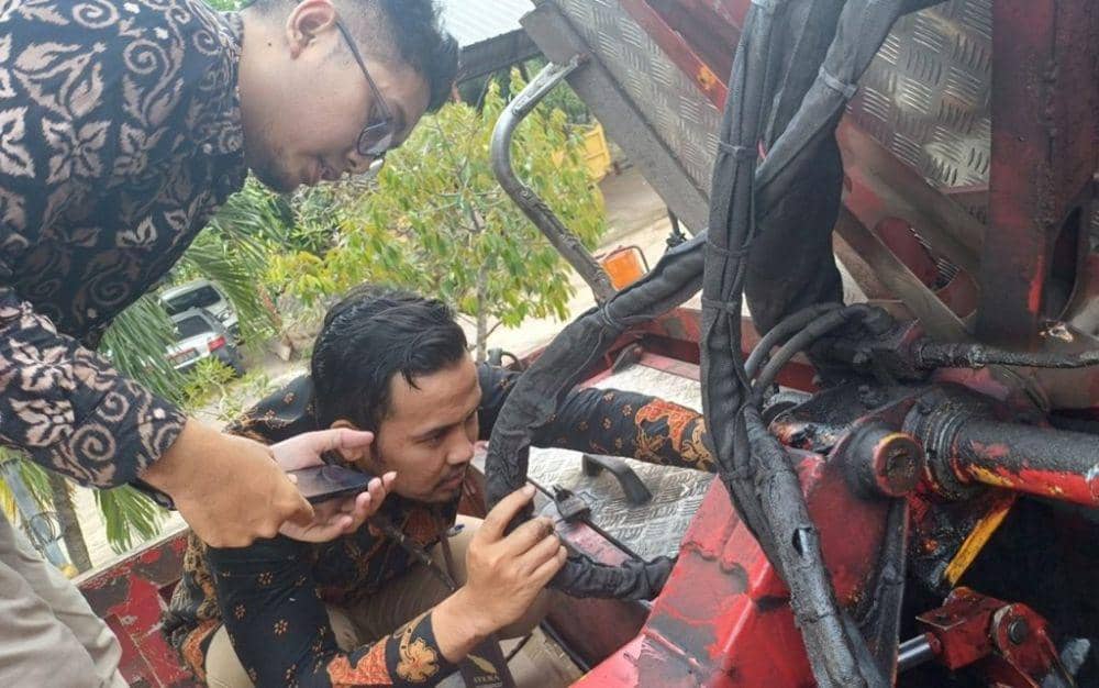 Tim dosen Program Studi Teknik Mesin ITERA tim ahli investigasi kecelakaan patahnya dudukan boks crane digunakan untuk pengerjaan lampu jalan. Insiden ini mengakibatkan satu pekerja tewas dan satu luka parah. (IDN Times/Istimewa).