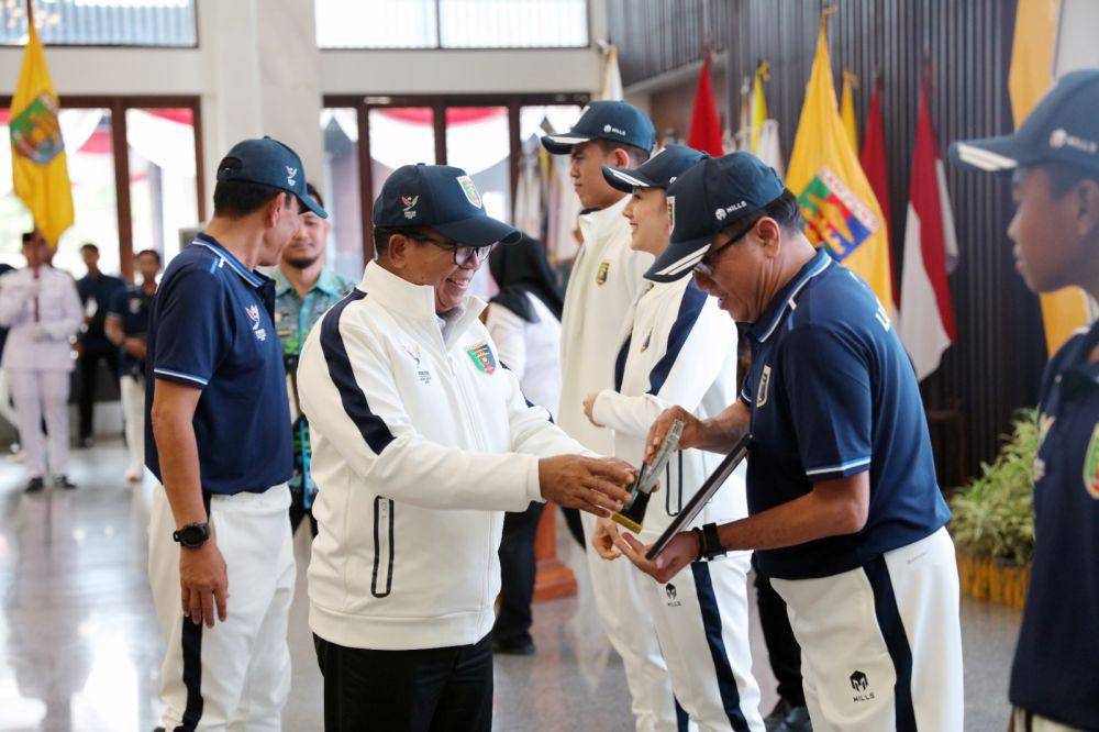 Pelepasan keberangkatan atlet kontingen Lampung Pekan Olahraga Nasional (PON) XXI Aceh-Sumut 2024 di Aula Mahan Agung, Rumah Dinas Gubernur Lampung, Kamis (29/8/2024). (Dok Biro Adpim Pemprov Lampung).