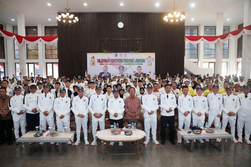Pelepasan keberangkatan atlet kontingen Lampung Pekan Olahraga Nasional (PON) XXI Aceh-Sumut 2024 di Aula Mahan Agung, Rumah Dinas Gubernur Lampung, Kamis (29/8/2024). (Dok Biro Adpim Pemprov Lampung).