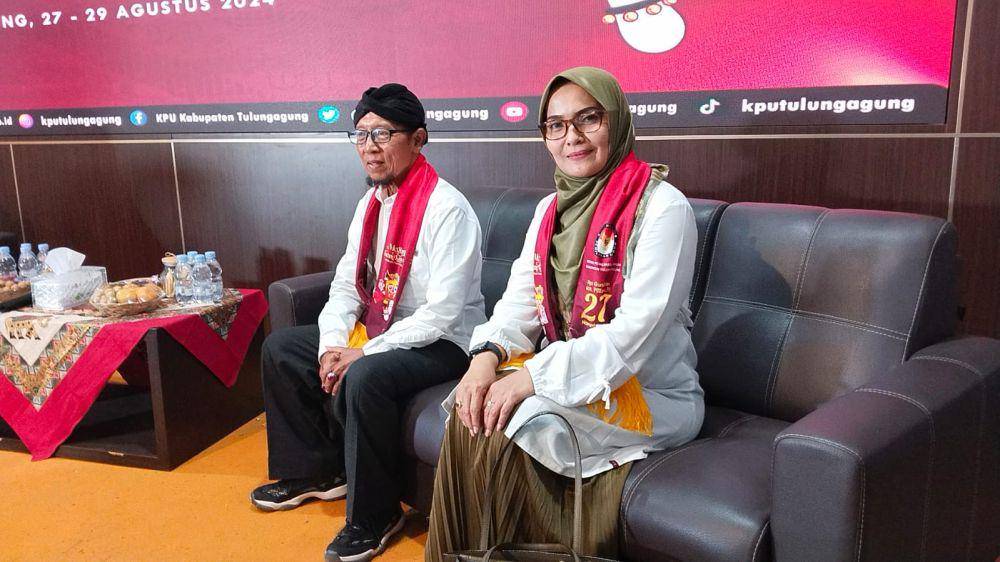 Pasangan Budi Setyahadi-Susilowati saat mendaftar ke KPU Tulungagung. IDN Times/ Bramata Pamungkas