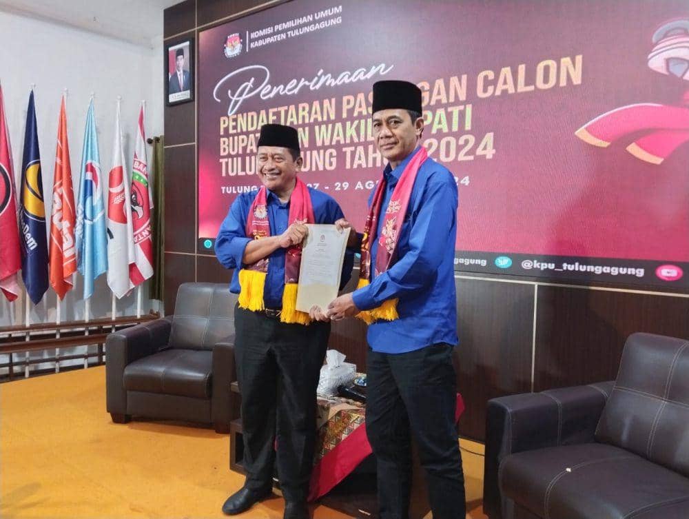 Pasangan Santoso-KH Samsul Umam saat mendaftar ke KPU Tulungagung. IDN Times/ Bramanta Pamungkas