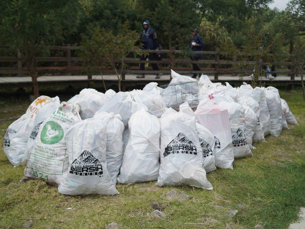 Aksi Bersih Gunung Prau Sukses Angkut Hampir Satu Ton Sampah