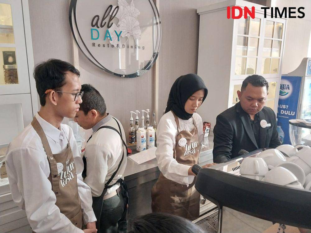 Potret barista Tuli meracik kopi di Kopi Tutur Rasa, Midtown Residence Surabaya (IDN Times/Fasrinisyah Suryaningtyas)