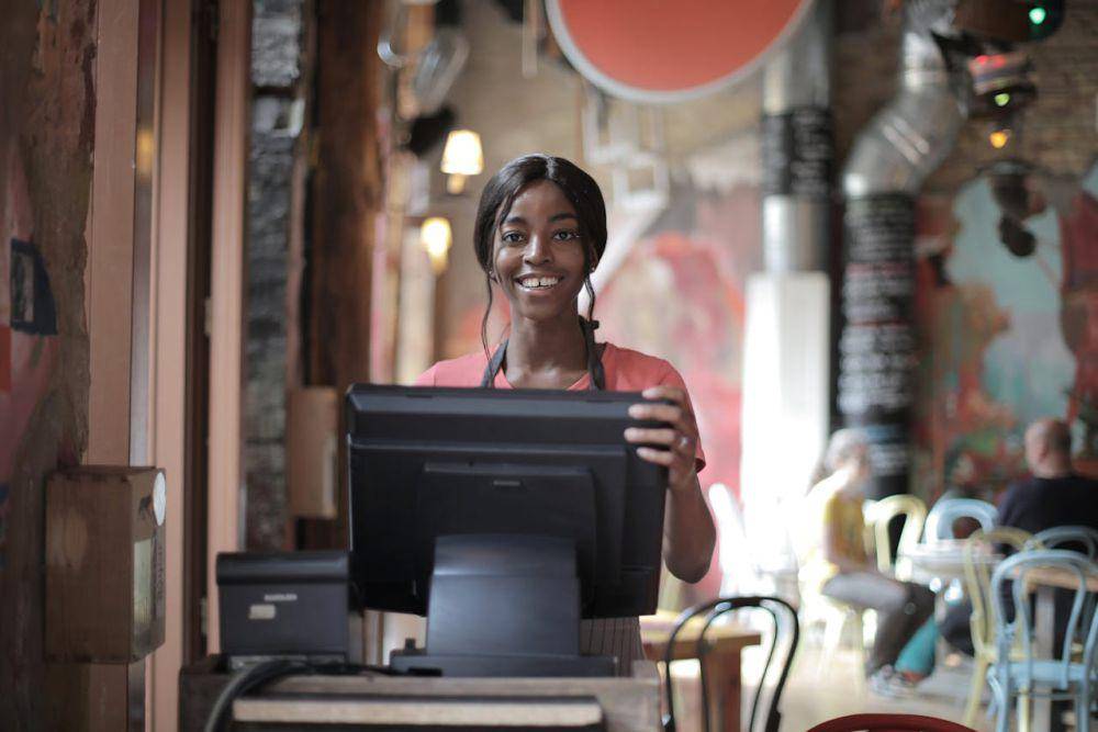 ilustrasi waitress (pexels.com/Andrea Piacquadio)