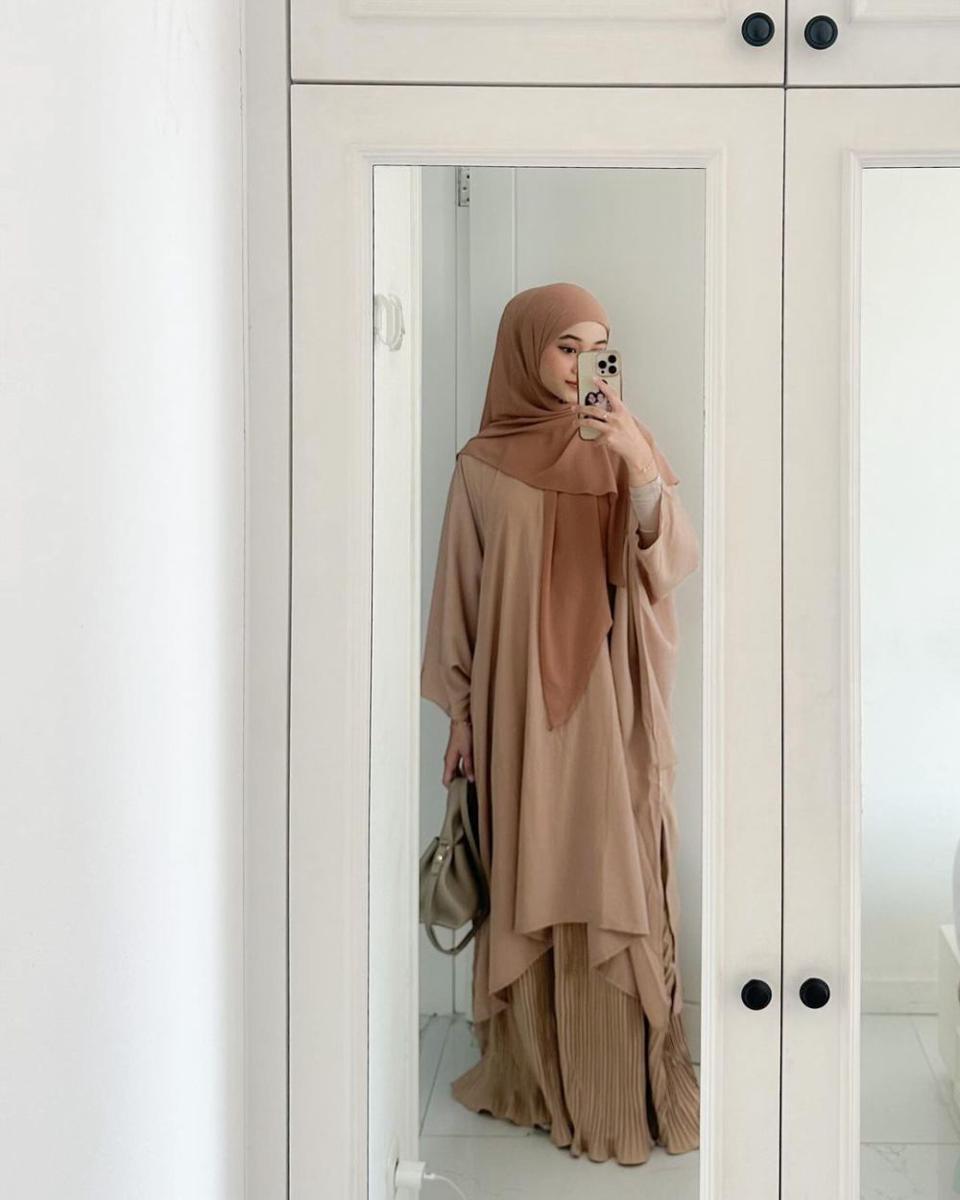 gaya OOTD hijab warna cokelat selebgram Ravira Naila (instagram.com/ravalsaa)