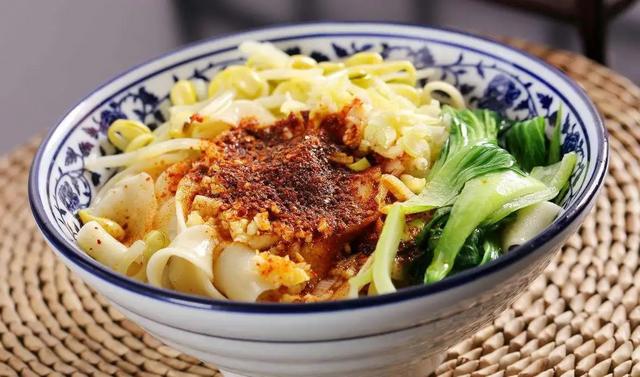 ilustrasi mi dengan chili oil (commons.wikimedia.org/syctown)