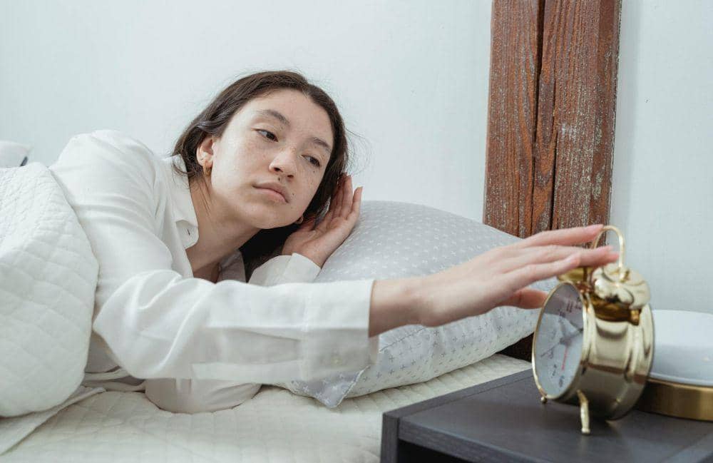 Ilustrasi pola tidur tidak teratur yang menggambarkan kebiasaan tidur dengan waktu istirahat berubah-ubah.