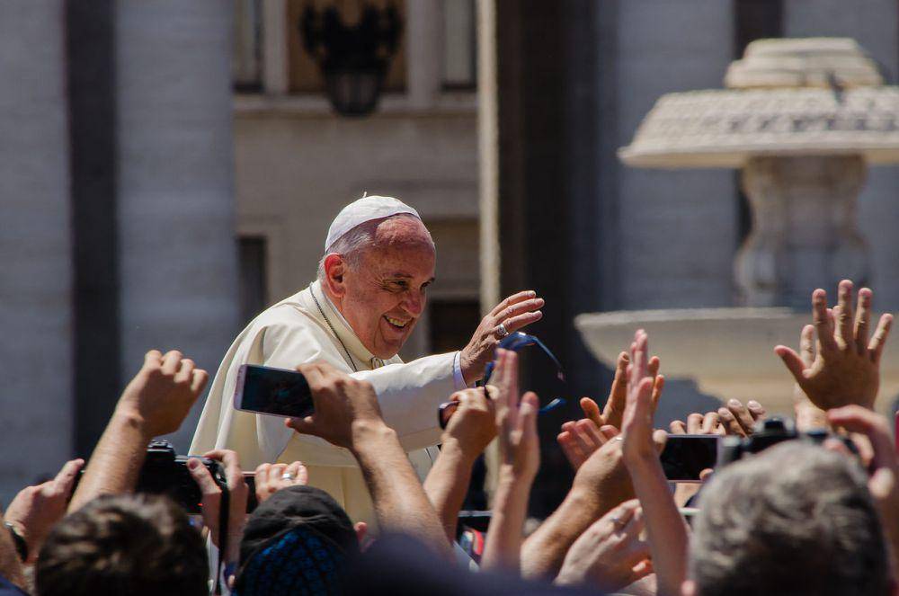 Paus Fransiskus di Lapangan Santo Petrus, Vatican (wikimedia.org/Alfredo Borba)