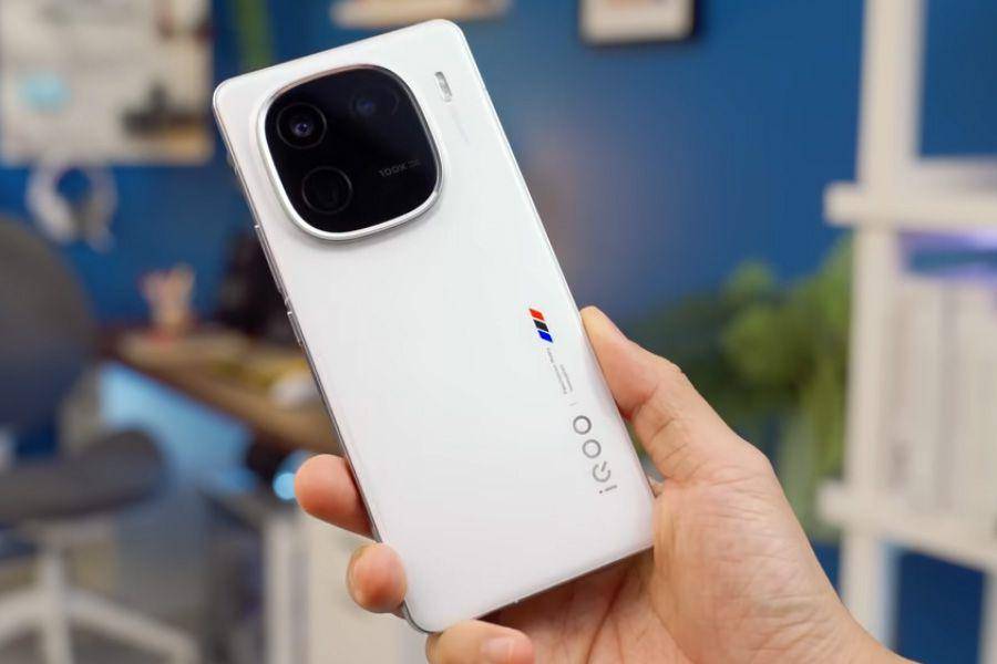 potret vivo iQOO 12 (dok. youtube.com/GadgetIn)