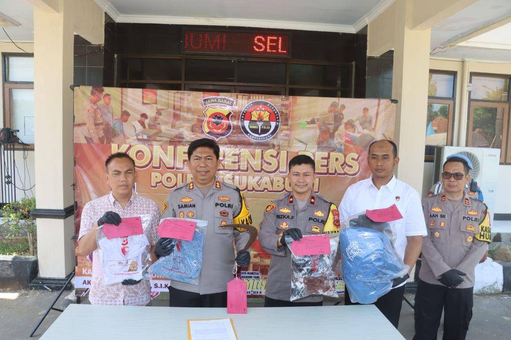 Polisi menunjukkan barang bukti kasus pembacokan siswa di Sukabumi (IDN Times/Istimewa)
