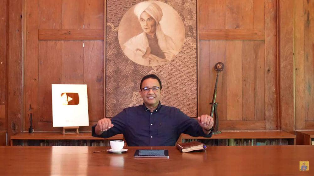 Anies Baswedan duduk dengan latar belakang replika tongkat Pangeran Diponegoro. (youtube.com/aniesbaswedan)