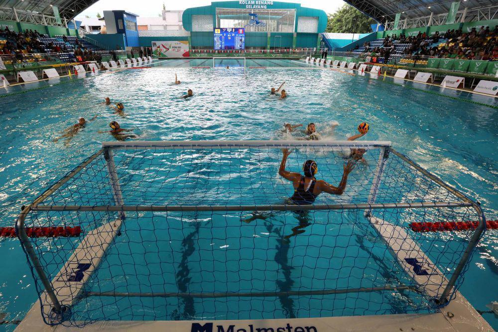Penjaga gawang polo air putri DKI Jakarta Shahia Qisha (13) menghadang lemparan bola lawan dari tim DI Yogyakarta saat pertandinga melawan DI Yogyakarta di Kolam Renang Selayang Dispora Sumut, Medan, Sabtu (31/8/2024). (PB PON XXI/Ferdy Siregar)