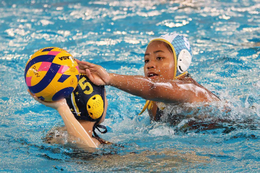 Atlet polo air putri DKI Jakarta Rangga Anggreni (5) dihadang atlet tim DI Yogyakarta Ifthikha Zarqa (9) saat pertandingan DKI Jakarta melawan DI Yogyakarta di Kolam Renang Selayang Dispora Sumut, Medan, Sabtu (31/8/2024). Tim polo air DKI Jakarta menang atas DI Yogyakarta dengan skor 22-5. (PB PON XXI/Ferdy Siregar)