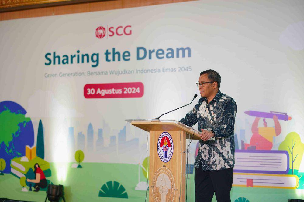 PotretDirektur Lingkungan Hidup, Kementerian PPN/ Bappenas, Priyanto Rohmattullah saat pemberian penghargaan beasiswa SCG. (Dok. SCG)