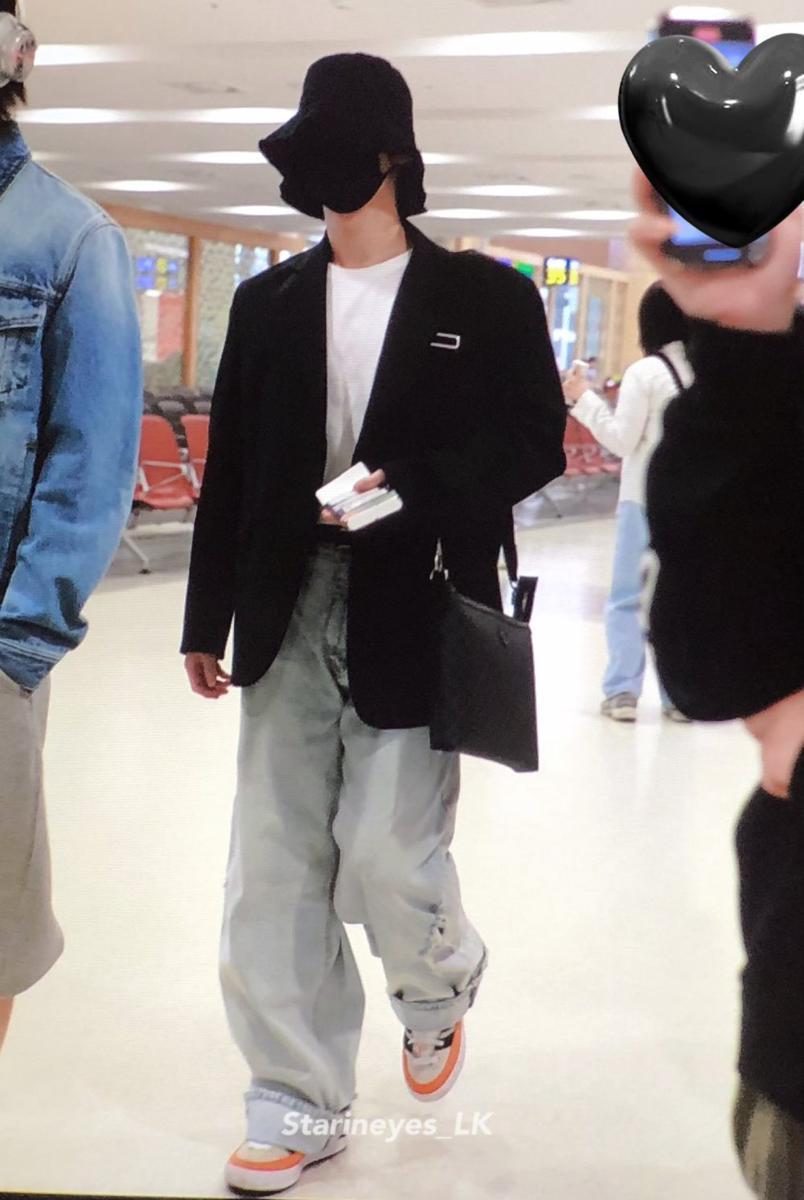 Lee Know Stray Kids (x.com/StarinEyes_LK)
