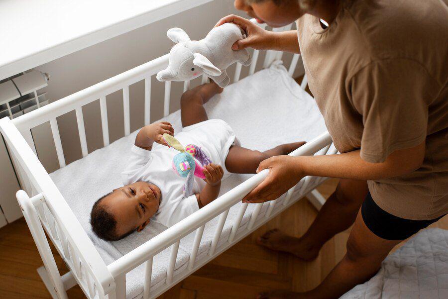 Ilustrasi sewa baby crib. (freepik.com)