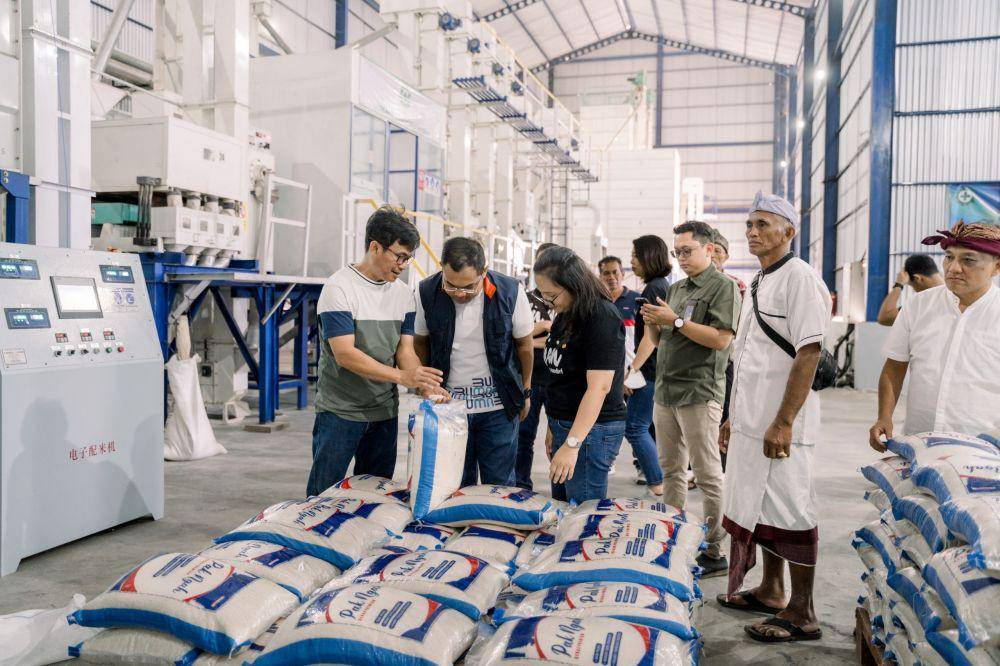 Bank Mandiri konsisten melanjutkan dukungannya pada program pemberdayaan dan pengembangan kewirausahaan petani daerah. Salah satu contoh konkretnya adalah pembangunan Sentra Pengolahan Beras Terpadu (SPBT) di Kabupaten Jembrana, Provinsi Bali. (Dok. Bank Mandiri)