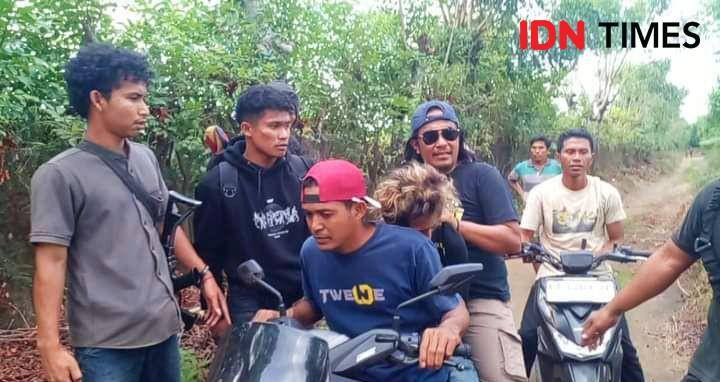 Foto ketika anggota menangkap pelaku di Desa Maria Kecamatan Wera (Dok/istimewa)